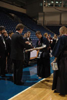 Генеральный директор «Ассоциации Японские Кондиционеры» Сергей Латушкин вручает специальный приз генерального спонсора команде «Приморье-1»