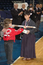 Сын Виталия Савилова Максим вручает Денису Киму специальный приз генерального спонсора – карбоновый синай (оружие кендоиста) за победу в детском индивидуальном первенстве в категории 7-10 лет