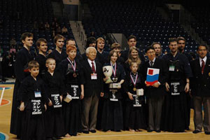 Все призеры чемпионата вместе с сенсеем 7 дана господином Фукугама и господином Хасимото, сыном Рютарю Хасимото