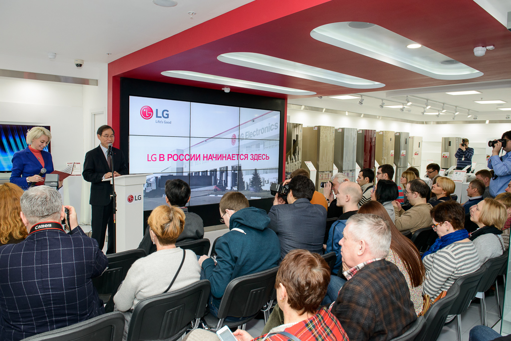 На заводе LG Electronics провели пресс-тур для российских журналистов