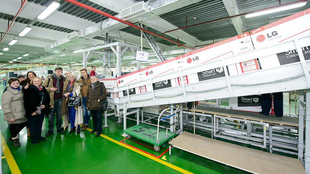 На заводе LG Electronics провели пресс-тур для российских журналистов