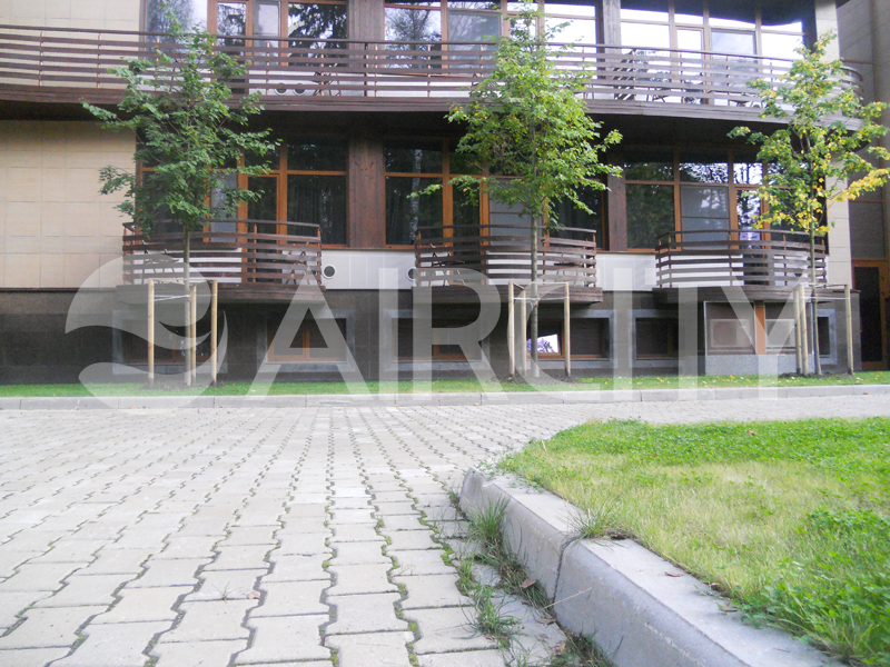 Решетки выведены на фасад здания